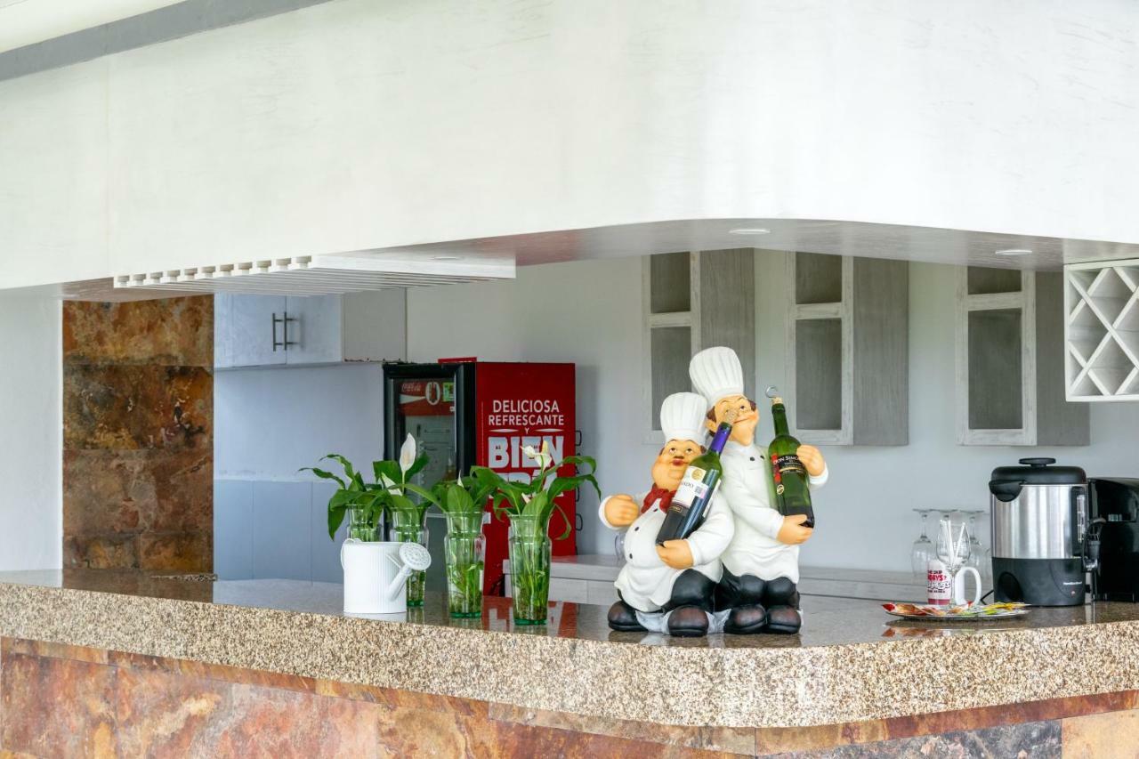 Hotel Splash Inn Альенде Экстерьер фото